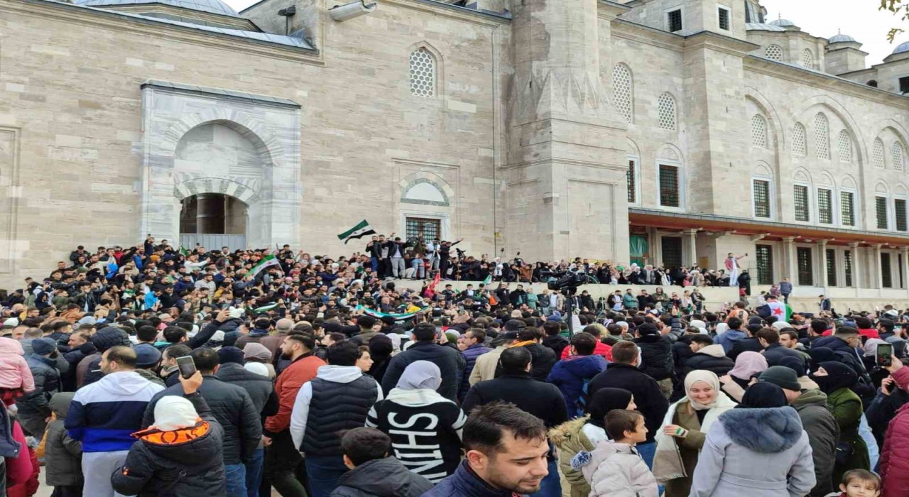 Fatih Camiinde toplanan Suriyeliler, Esad rejiminin devrilmesini kutluyor
