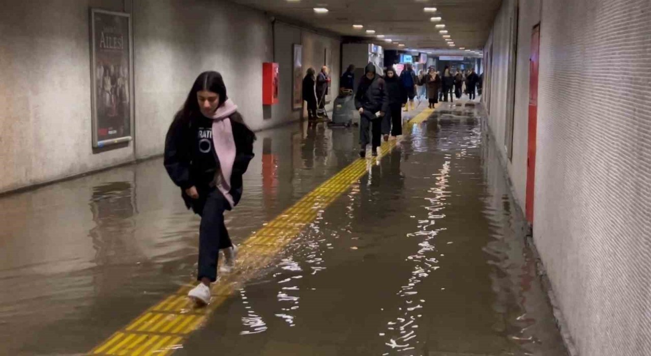 Fatihte Metronun yaya alt geçidini su bastı: Vatandaş su içinde yürümek zorunda kaldı