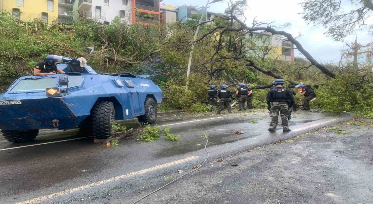 Fransanın denizaşırı toprağı Mayotteyi Chido Kasırgası vurdu: 14 ölü