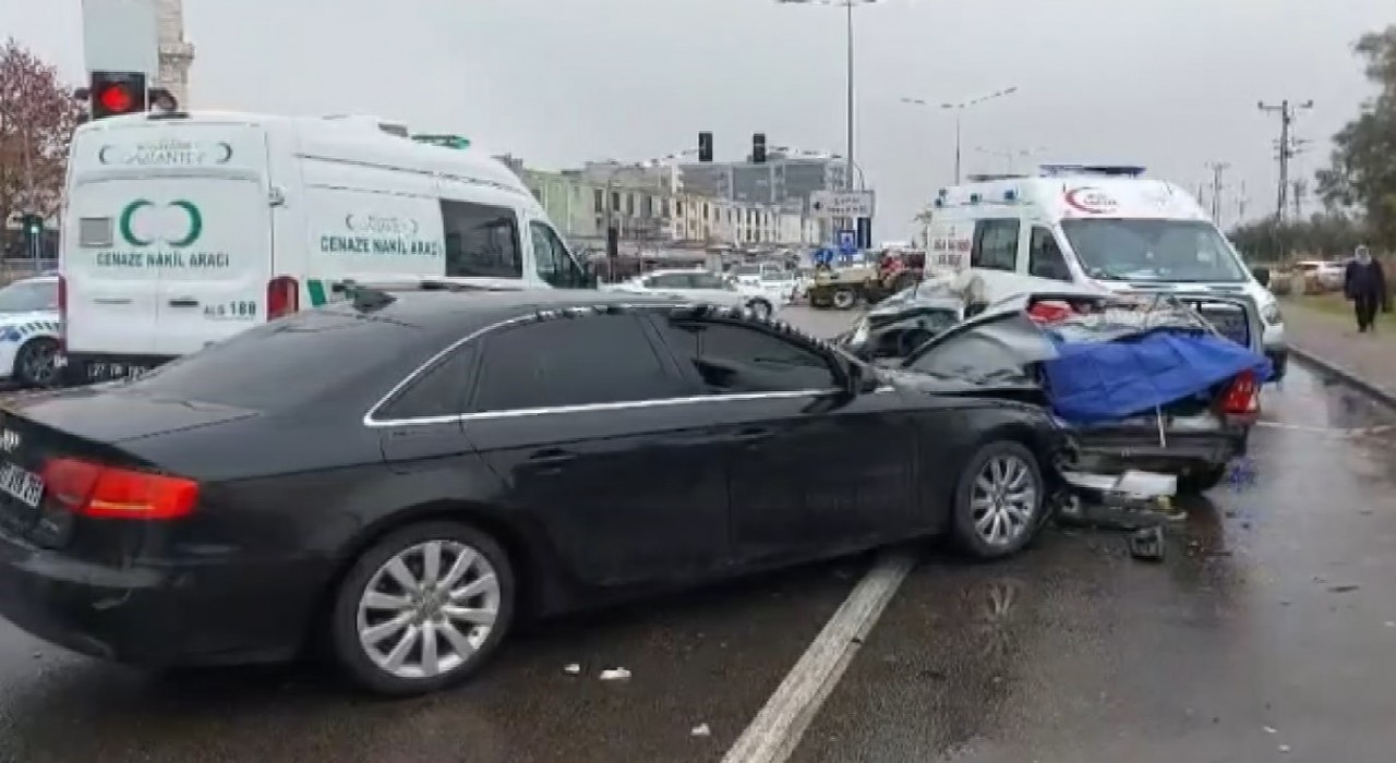 Gaziantepte 3 aracın karıştığı kazada 1 kişi hayatını kaybetti