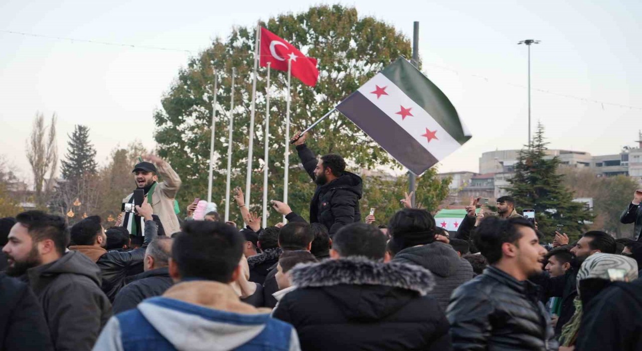 Gaziantepte Suriyeliler Esad rejiminin devrilmesini kutladı