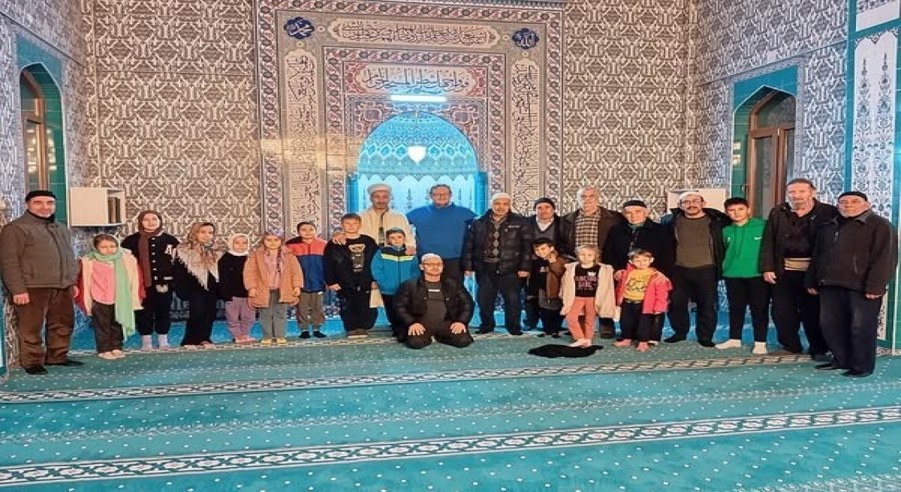 Gedizde aileler namazda buluştu, Filistin için dualar edildi