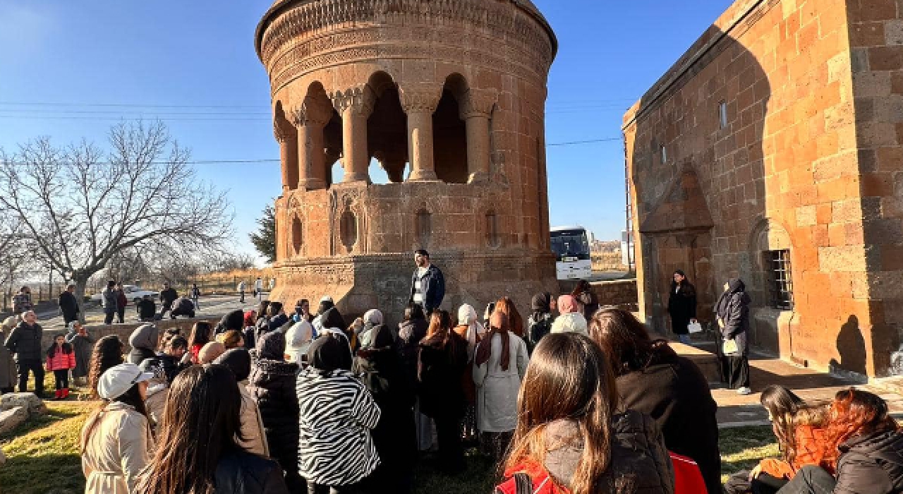 Gençlik Merkezi ile Tarihe Yolculuk: Osmaniyeli Gençler Ahlat’ta