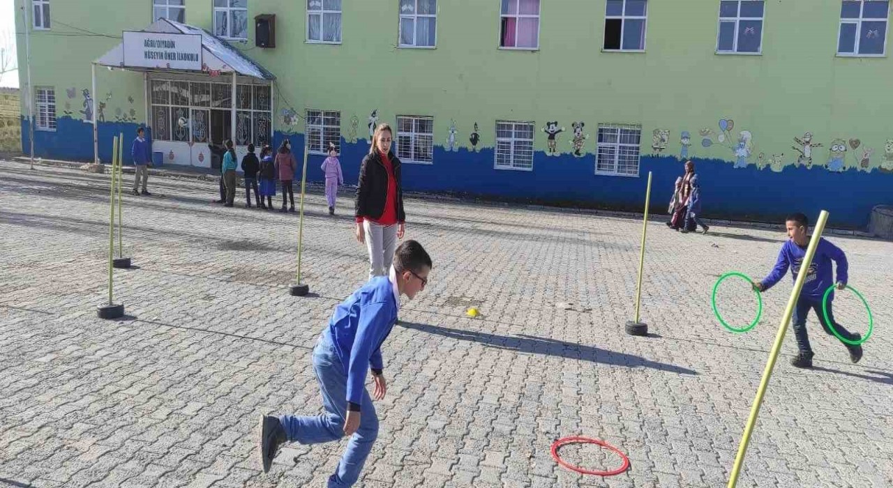 Gönüllü gençler öğrencilerle oyun oynadılar