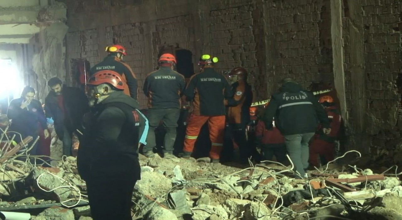 Güngörende çöken binada enkaz altında kalan işçiye ulaşıldı