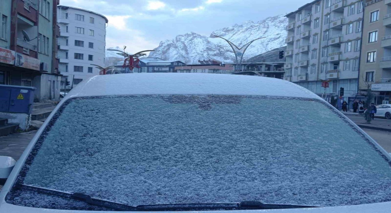 Hakkaride araçların camlarını buz tuttu