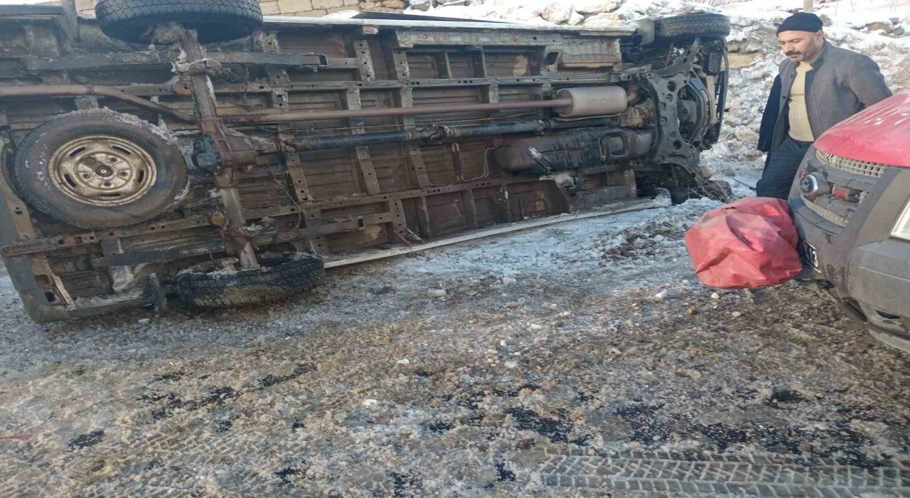 Hakkaride öğretmen servisi devrildi: 12 yaralı