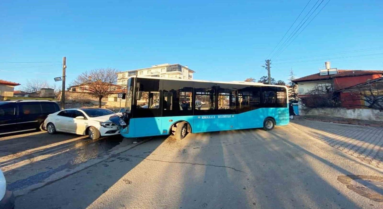 Halk otobüsü ile otomobil çarpıştı: 7 yaralı