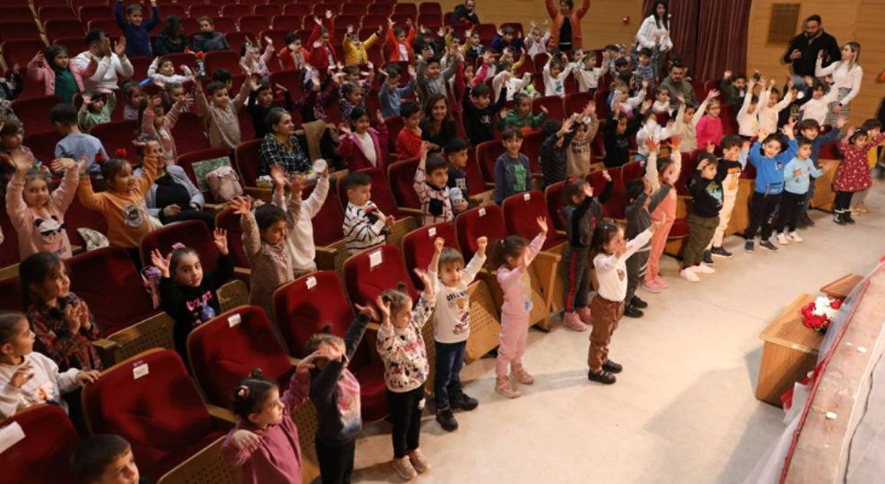 Hatay Büyükşehir Belediyesi'nden Çocuklara Tiyatro Şöleni