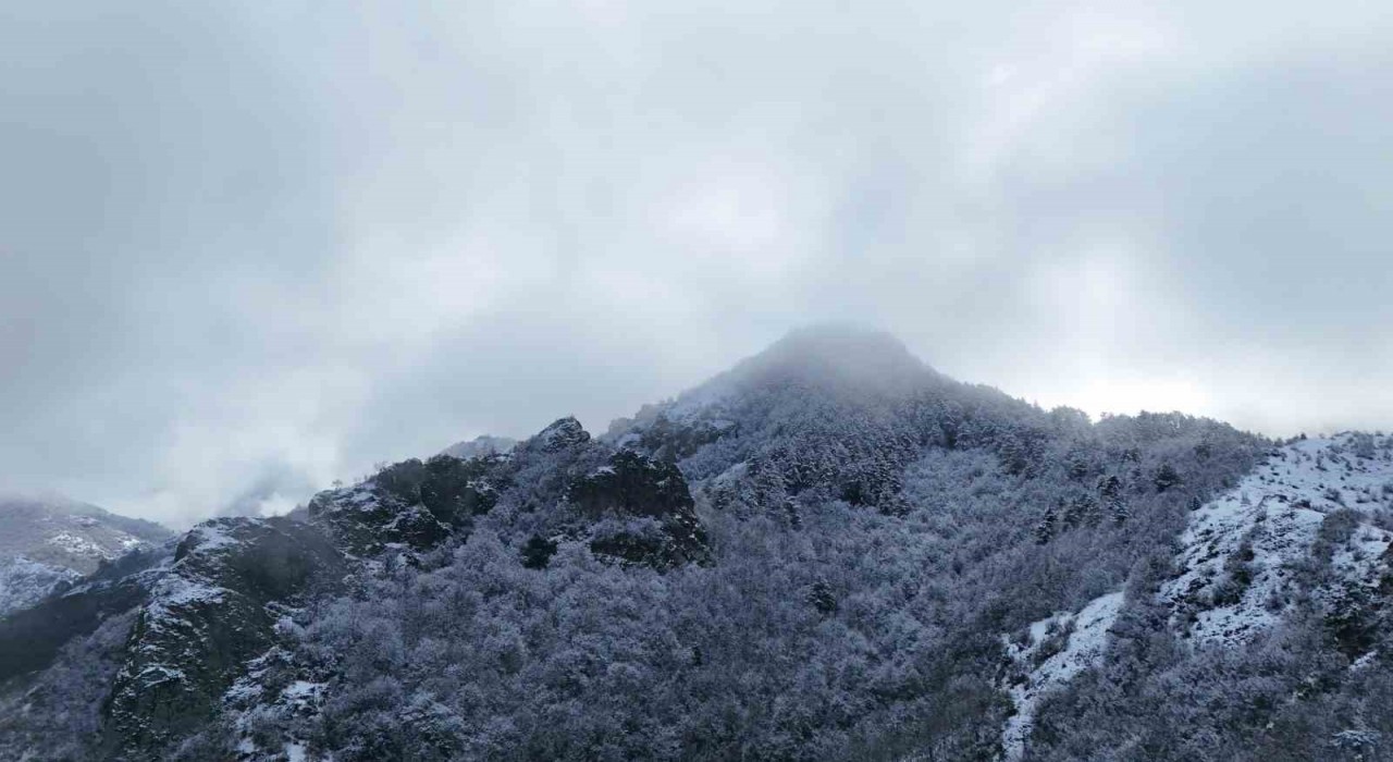 Ilgaz Dağının eteklerinde buluşan kar ve sis mest etti