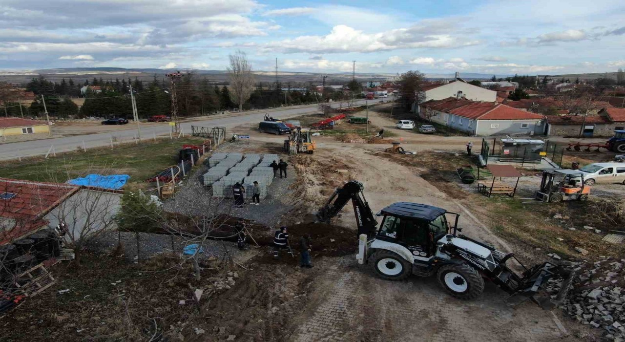 İnönüde kilitli parke taşı çalışmalarına devam ediliyor