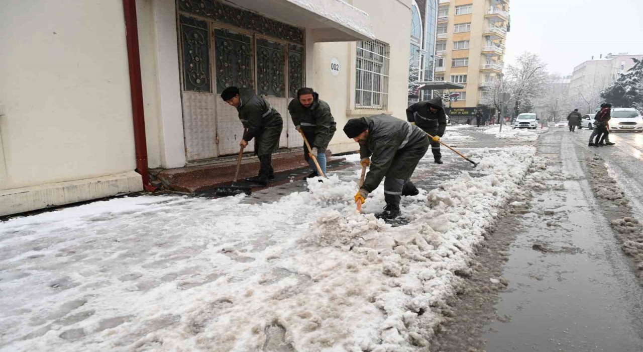 Isparta mevsimin ilk kar yağışıyla beyaza büründü