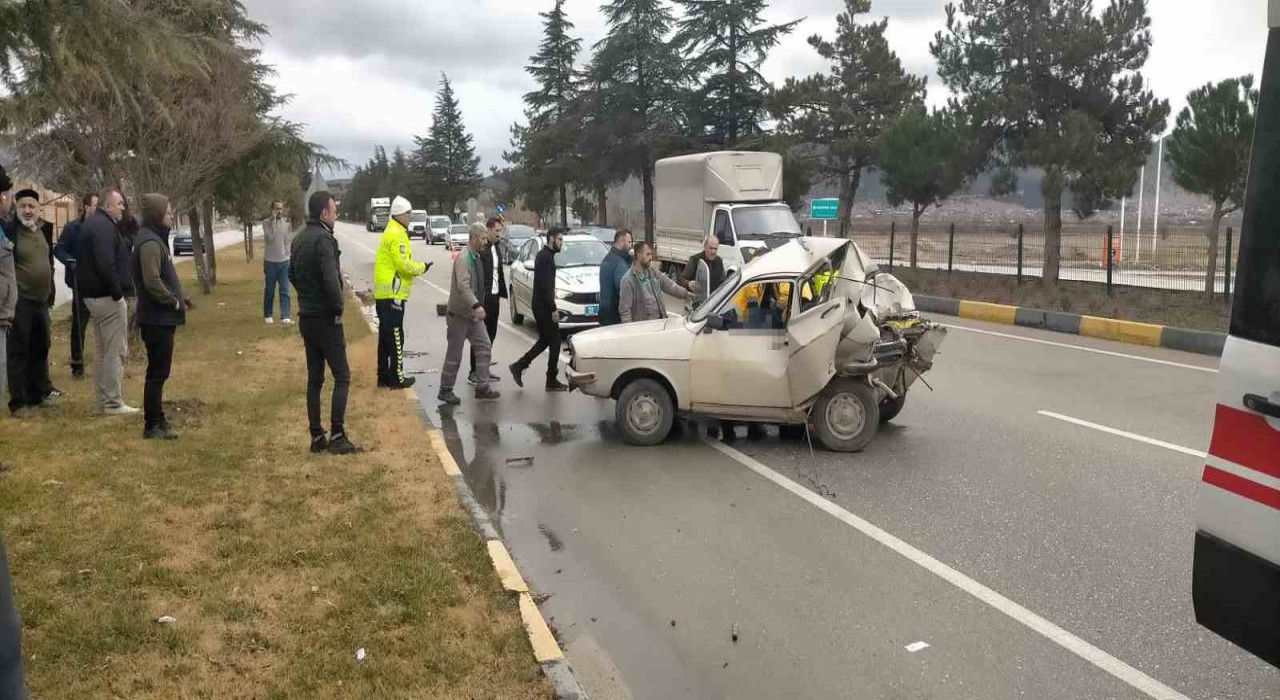 Ispartada kamyonet otomobile çarptı: 1 ölü