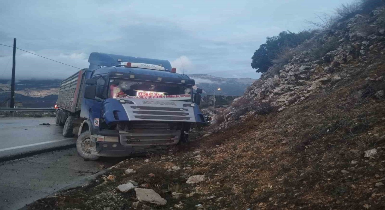 Ispartada tır ve otomobil kafa kafaya çarpıştı: 3 yaralı