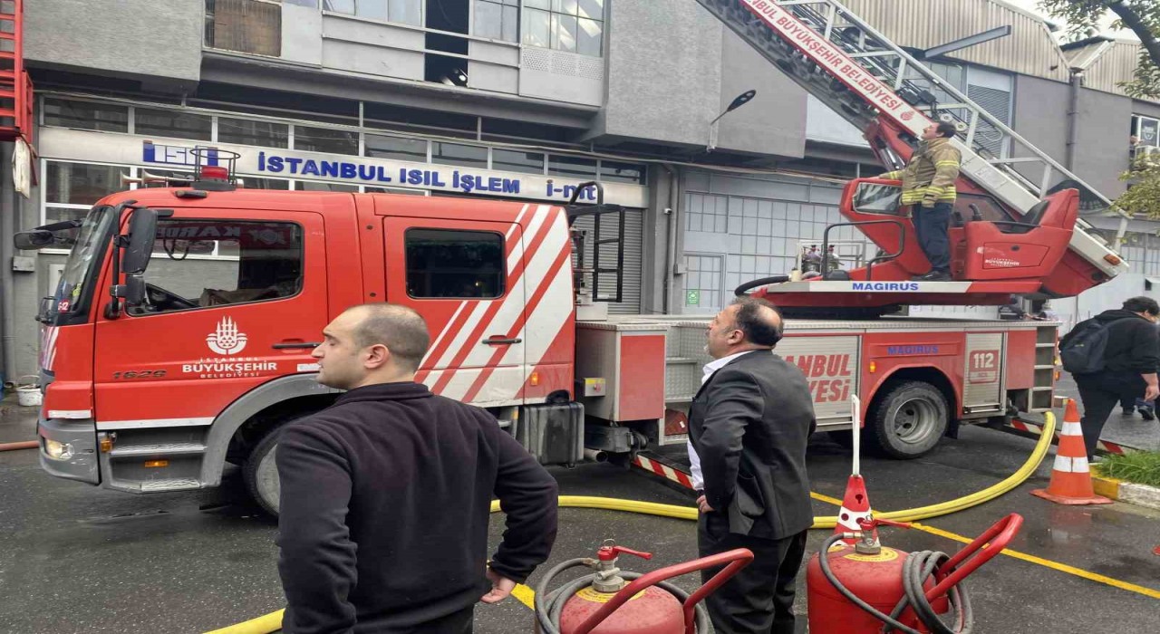 İstanbul Bahçelievlerde korkutan iş yeri yangını