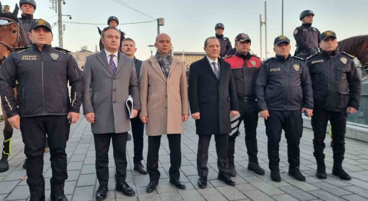 İstanbul İl Emniyet Müdürü Yıldız, Taksim Meydanında görevli polis ekiplerini ziyaret etti
