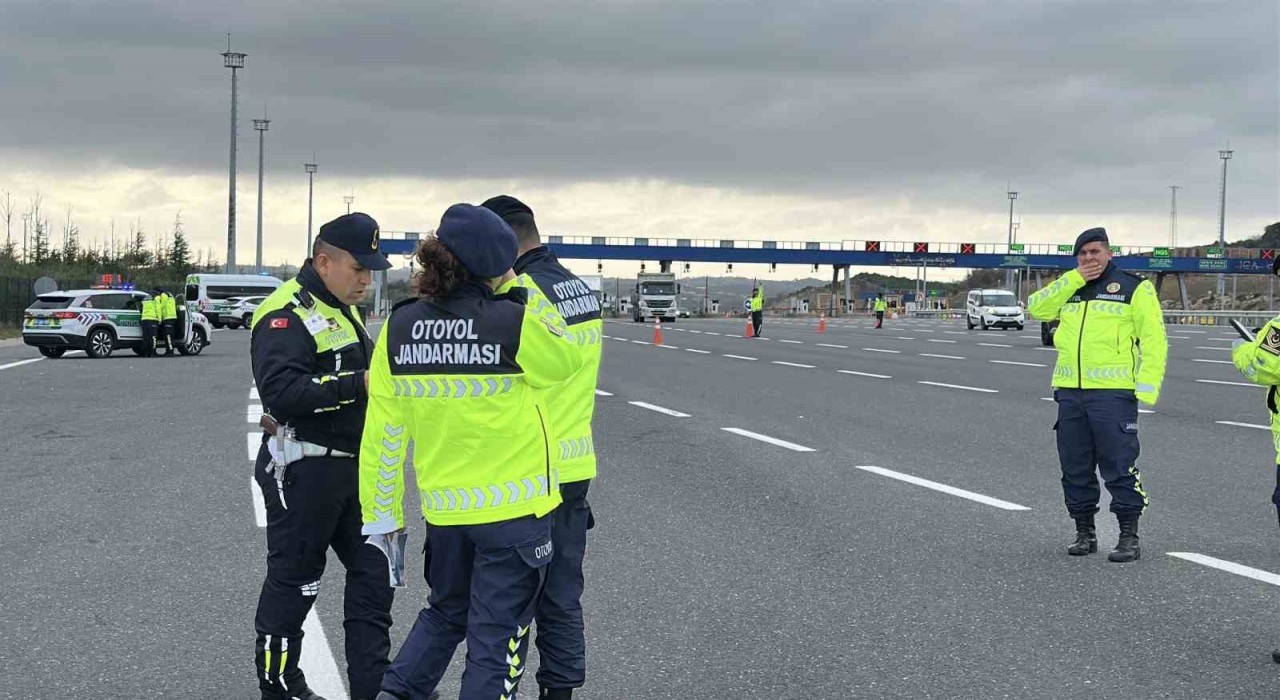 İstanbulda Jandarmadan sürücülere kış lastiği ve güvenli sürüş uyarısı