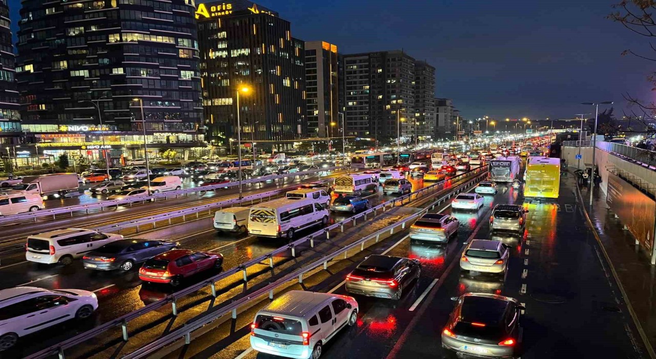 İstanbulda mesainin son gününde trafik yüzde 90 oldu