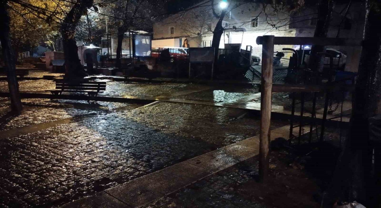 İstanbulda sağanak yağış gece saatlerinde de etkisini sürdürüyor
