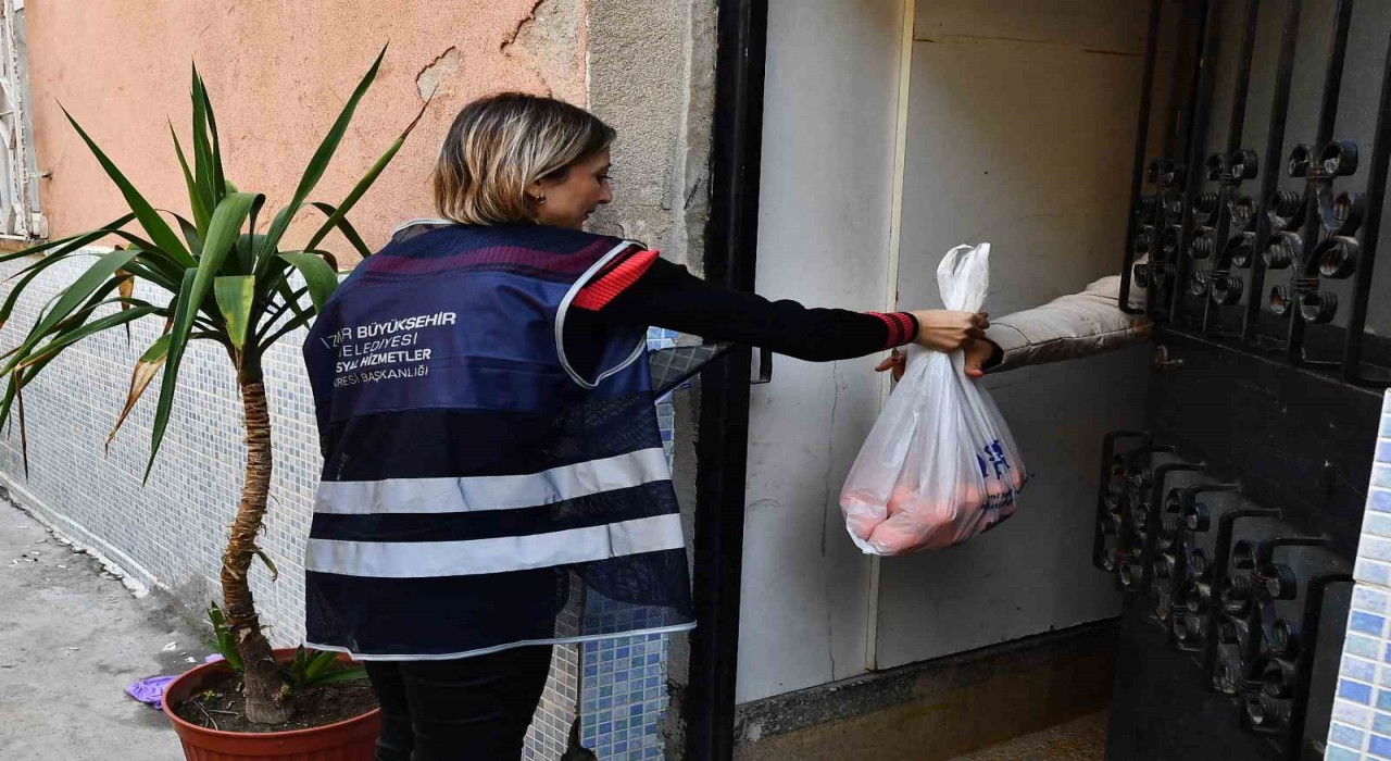 İzmirde 5 ton mandalina örnek iş birliği ile dağıtılıyor