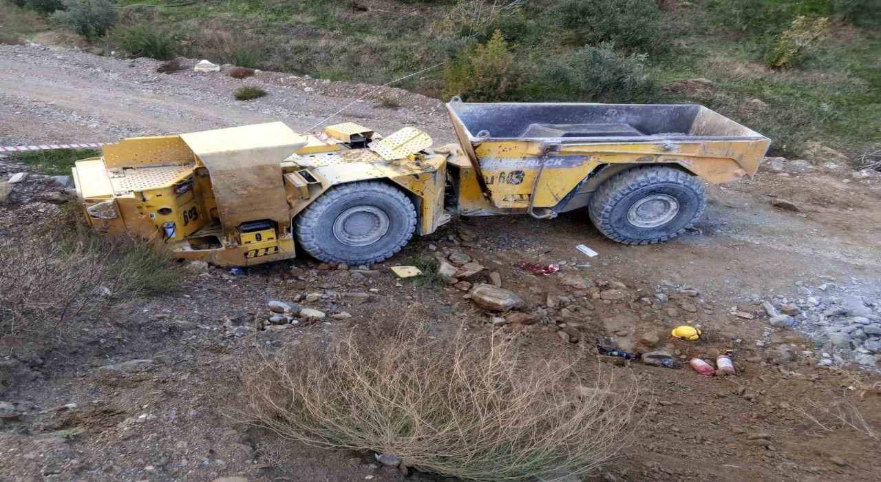 İzmirde iş makinesi şarampole devrildi: Genç madenci hayatını kaybetti