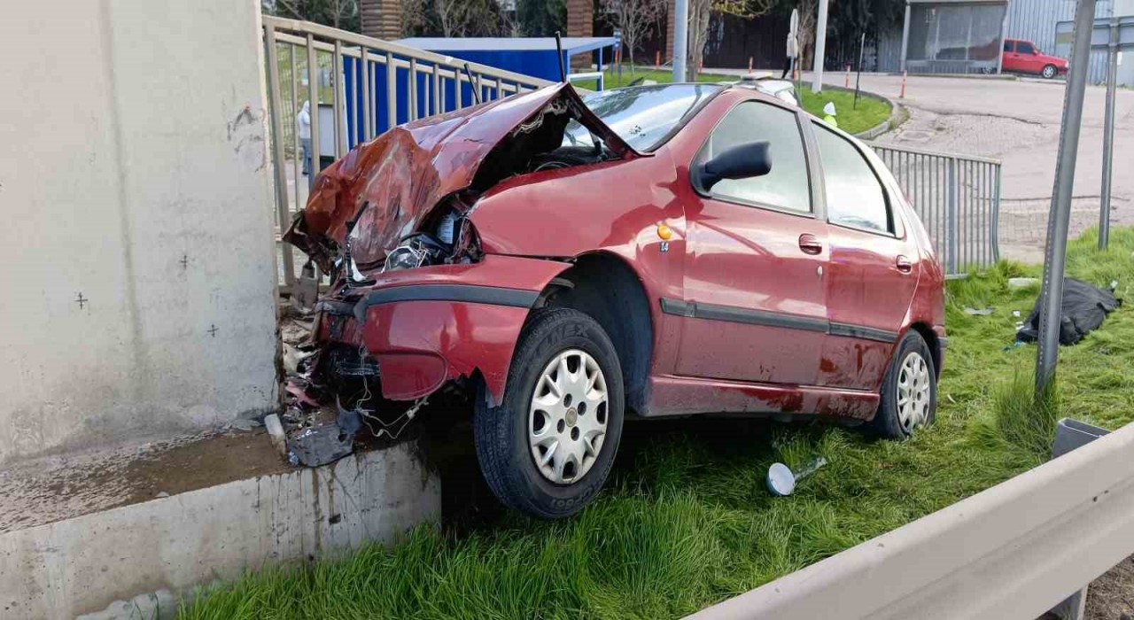 İzmirde otomobil üst geçide çarptı: 1 ölü, 1 yaralı