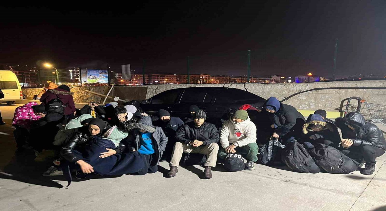 Jandarma ekipleri Kuşadasında 30 düzensiz göçmen yakalandı