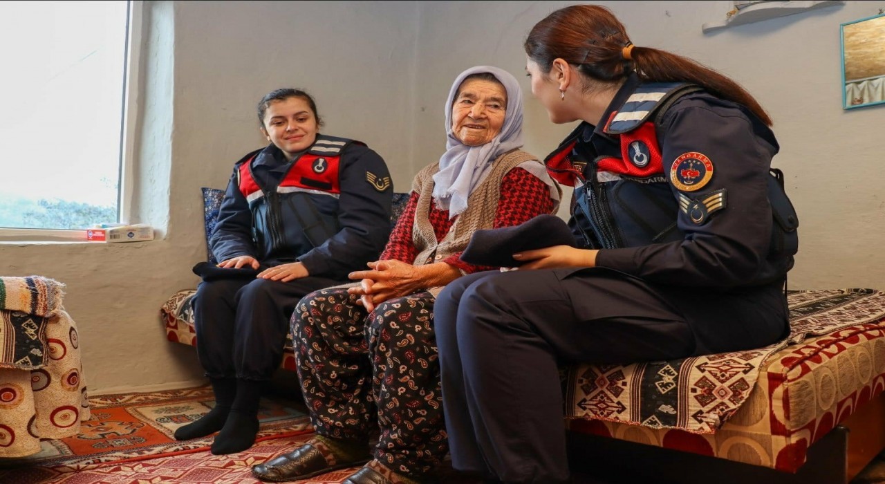 Jandarma personeli şehit ailesi ve yaşlı vatandaş ziyaret etti