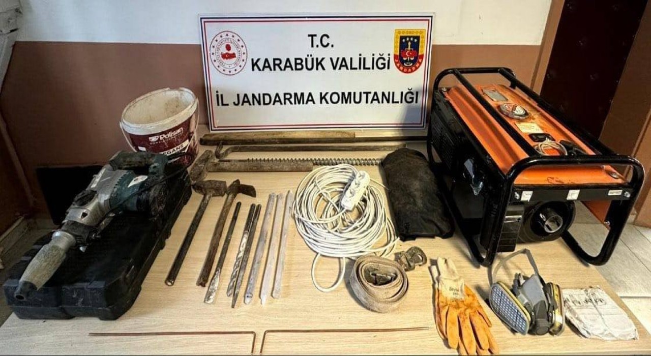 Kaçak kazı yapan 5 kişi jandarmaya yakalandı