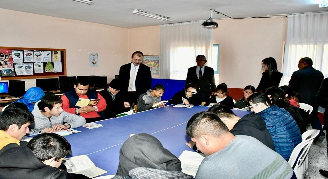 Kadirli’de En Çok Kitap Okuyan Okulların Müdürlerine Ödül