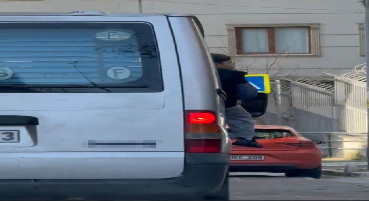 Kağıthanede küçük çocuğun tehlikeli yolculuğu yürekleri ağızlara getirdi