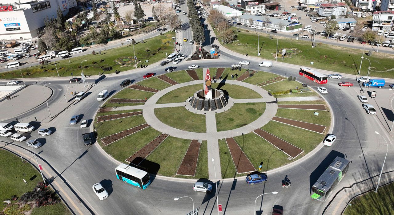 Kahramanmaraş Kavşakları Çiçeklerle Renkleniyor