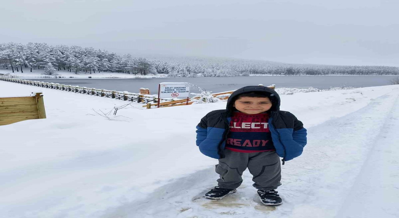 Kar altındaki tabiat parkında hem üşüdü hem çevrenin güzelliğini anlattı
