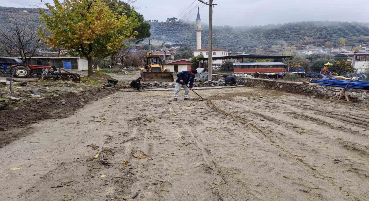 Karacasuda yolları yenileme çalışmaları sürüyor