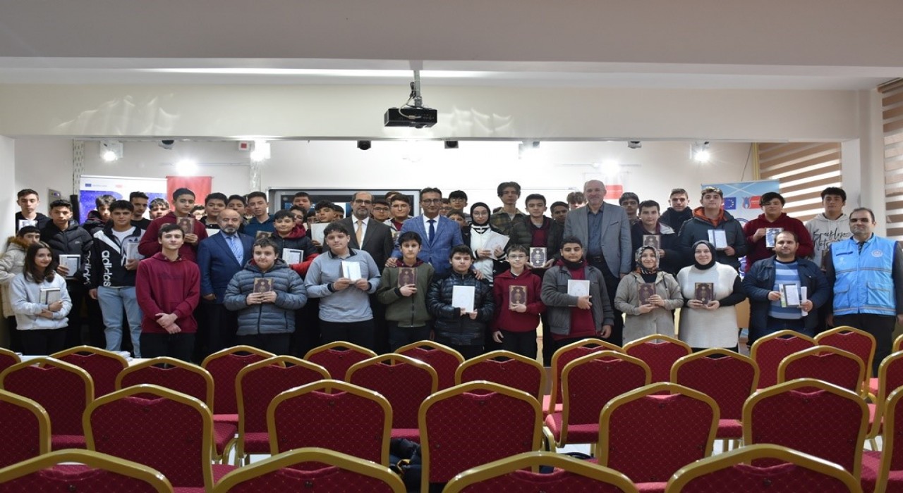 Karamanda öğrencilere Kuran-ı Kerim hediye edildi