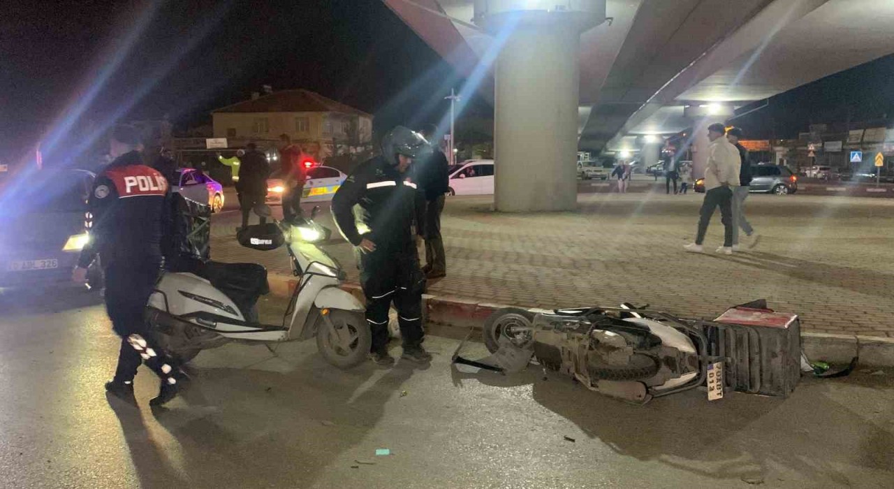 Karamanda otomobil ile motokurye çarpıştı: 1 yaralı