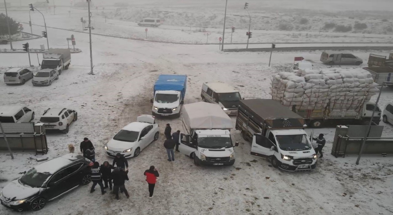 Kars Hayvan Pazarında polis 16 ayrı noktada denetim yaptı