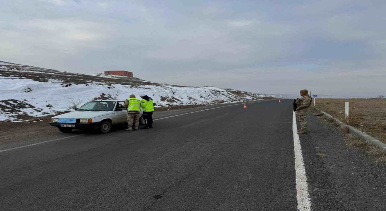 Karsta 8 araç trafikten men edildi