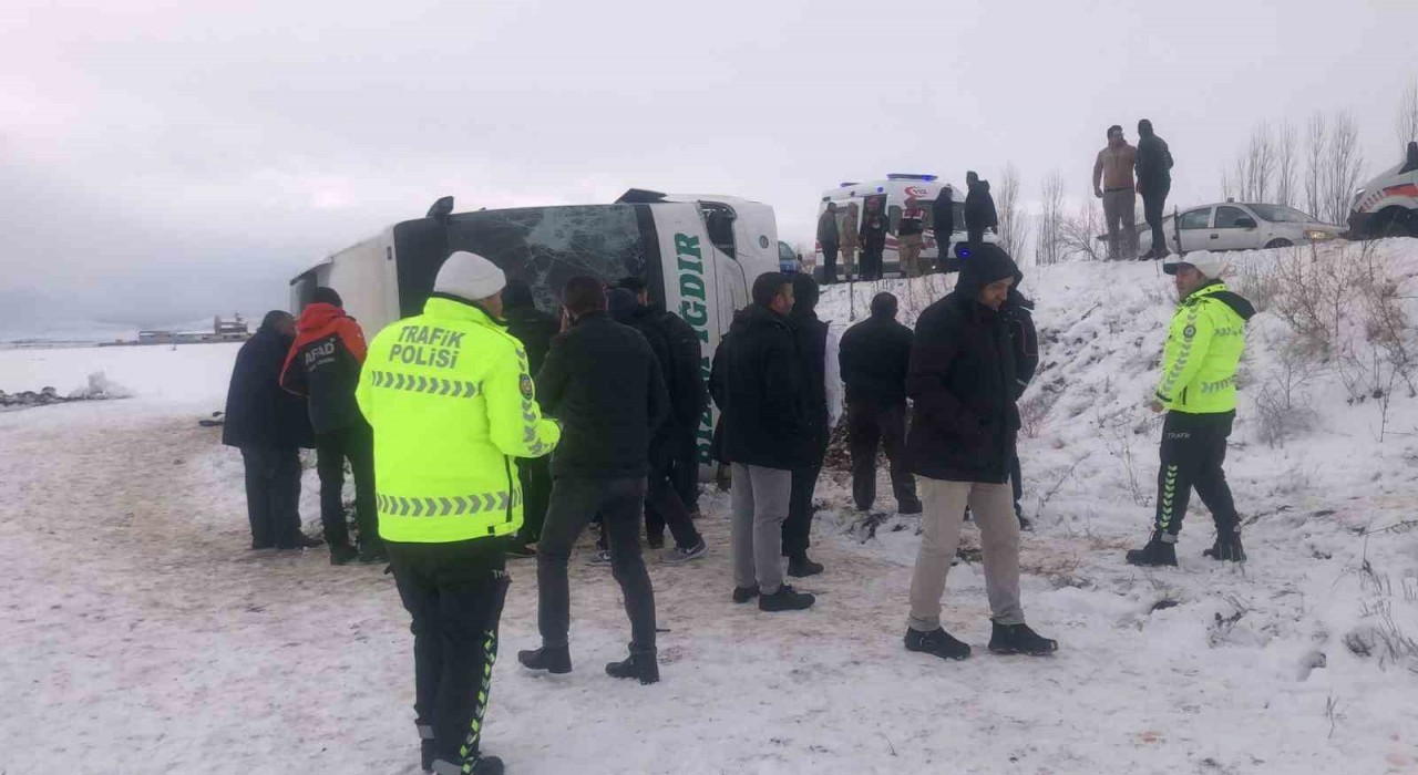 Karsta yolcu otobüsü devrildi: 23 yaralı