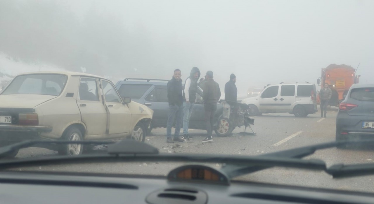 Kastamonuda sis ve buzlanma sebebiyle zincirleme kaza meydana geldi: 4 yaralı