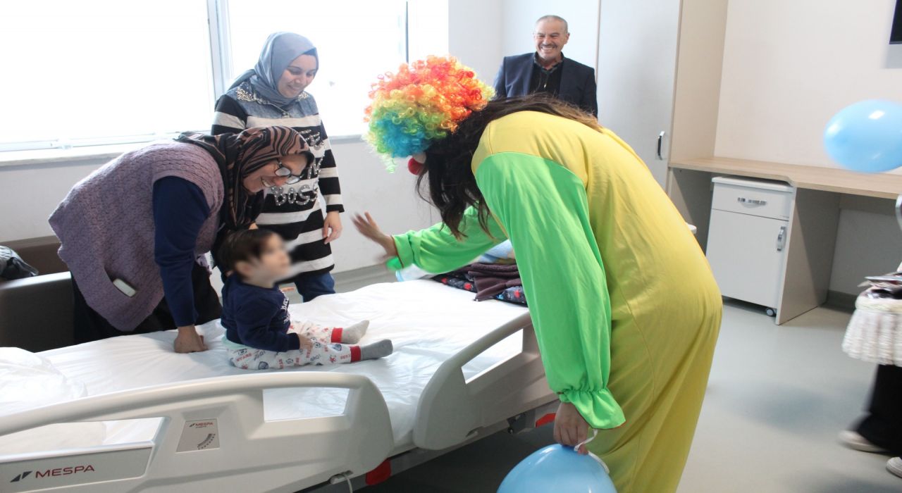 Kız yurdu öğrencilerinden hastanede yatan çocuklara moral ziyareti