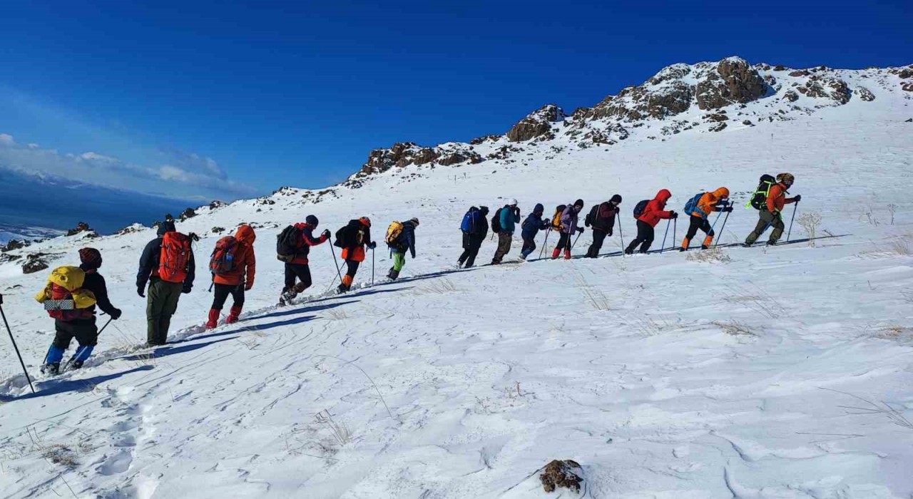 Küçük Erek Dağına zirve tırmanışı