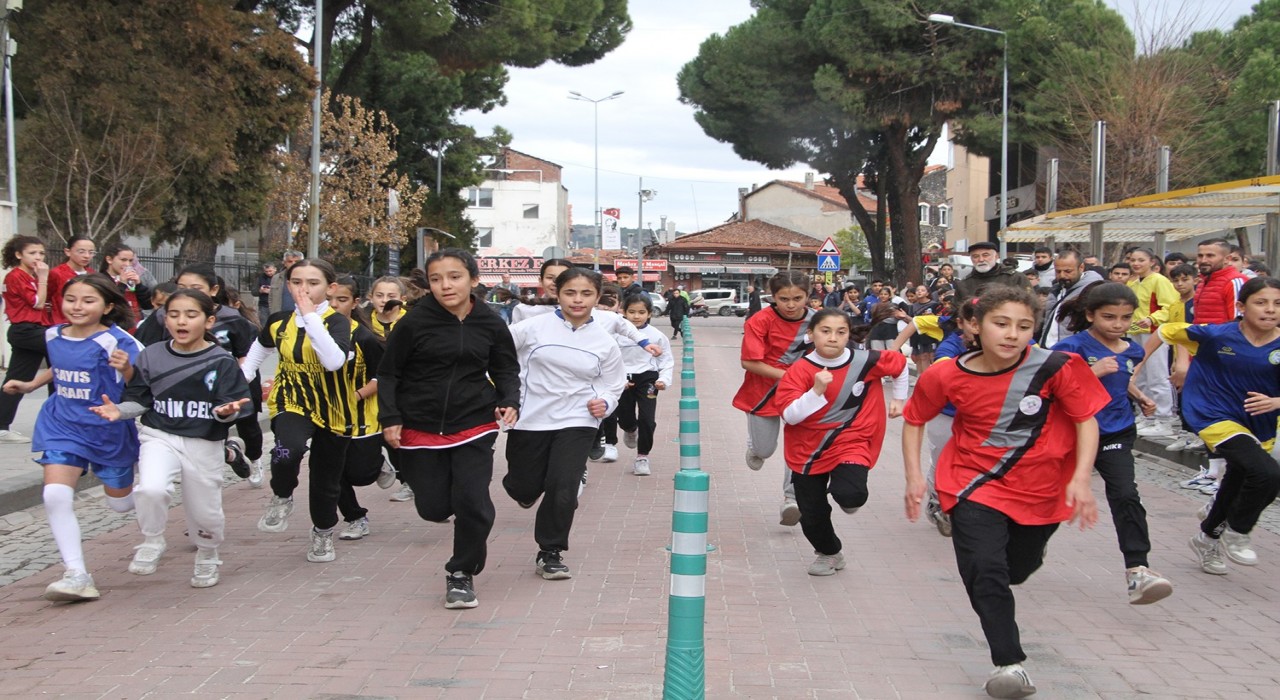 Kulada Atatürk kır koşusu düzenlendi