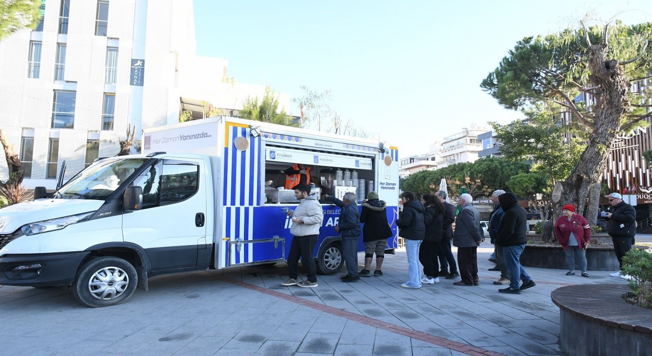 Kuşadası Belediyesinden soğuk havalarda çorba ikramı