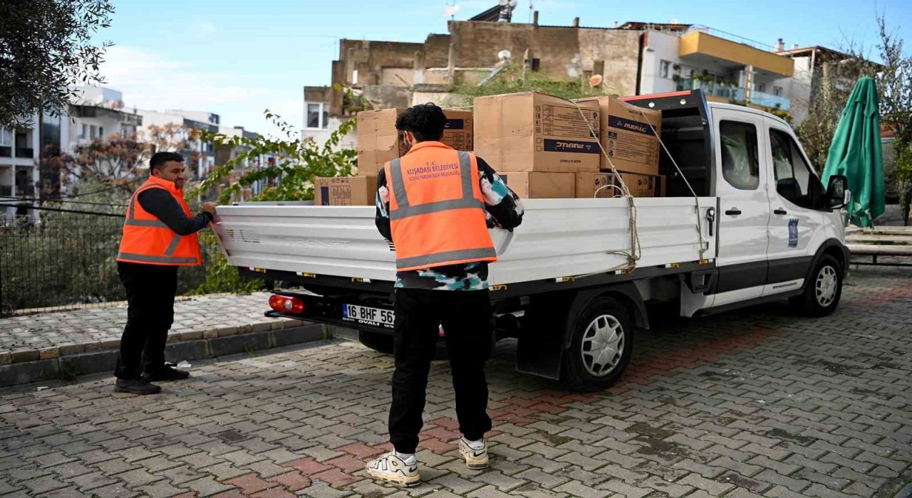 Kuşadası Belediyesinin kış desteği soba yardımı ile sürüyor