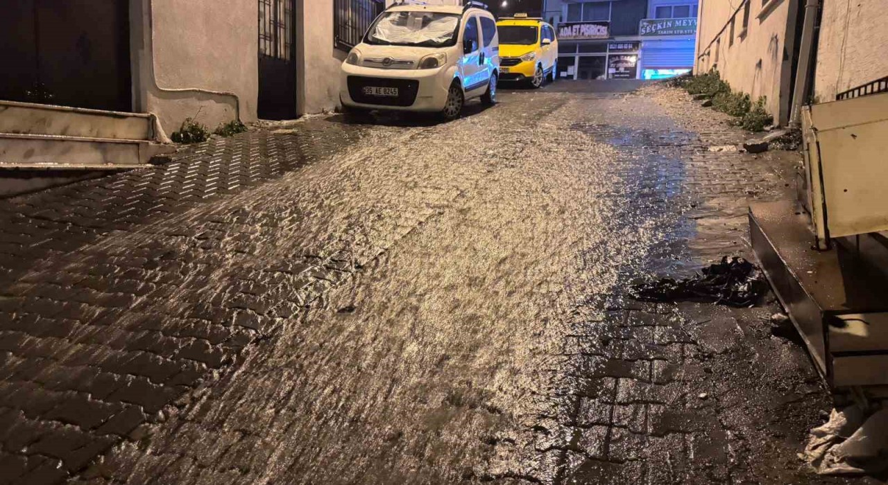 Kuşadasında sağanak yağış etkili oldu
