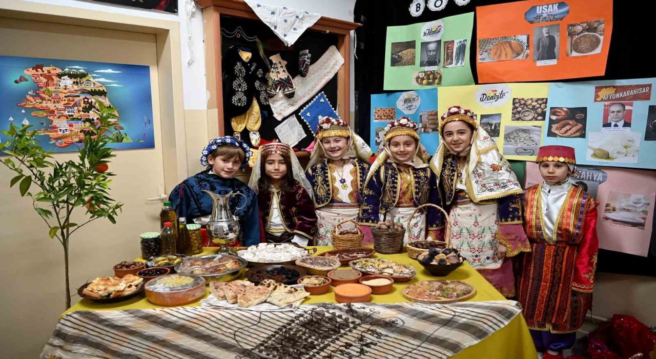 Kuşadasında ‘Yerli Malı Haftasında öğrencilerden renkli etkinlik