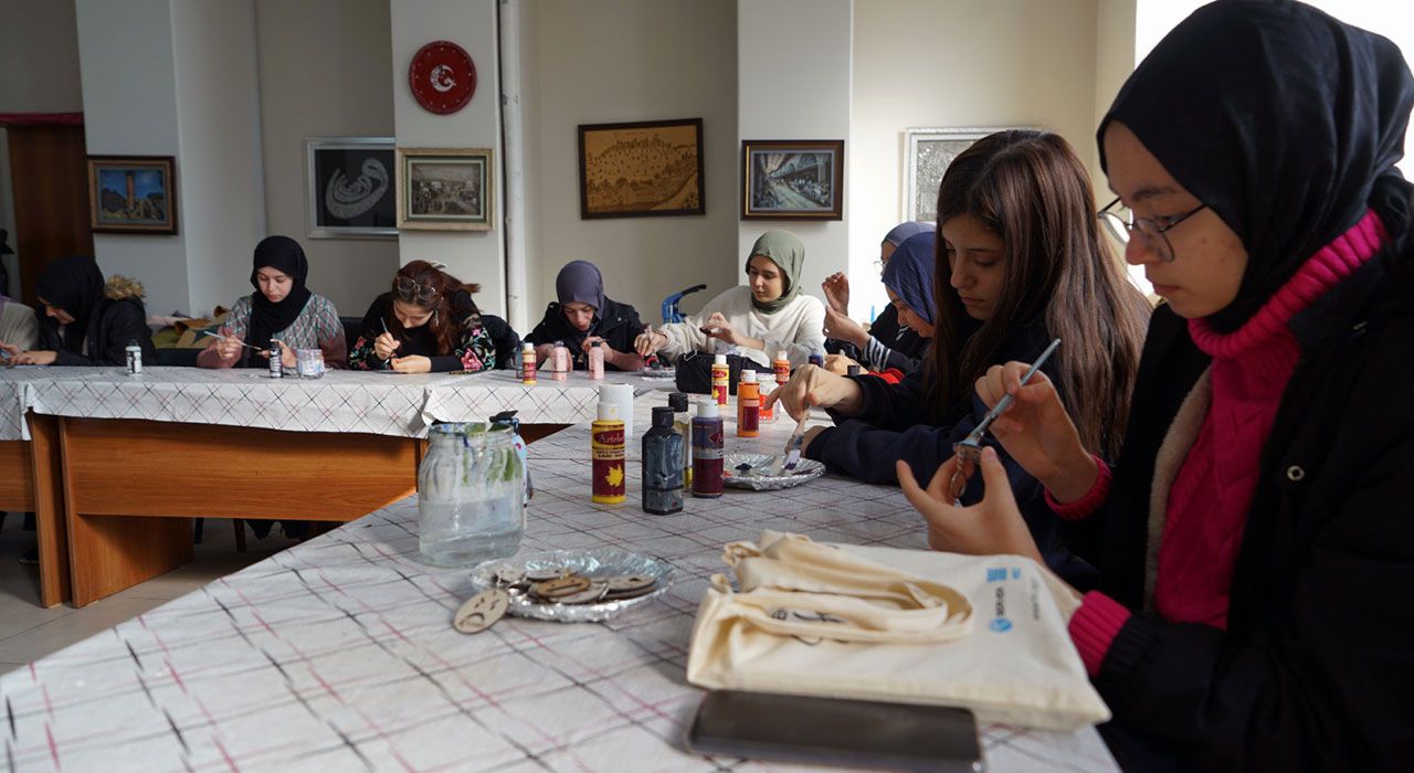 Liseliler KAMEK’te Ahşap Boyama Atölyesinde Buluştu