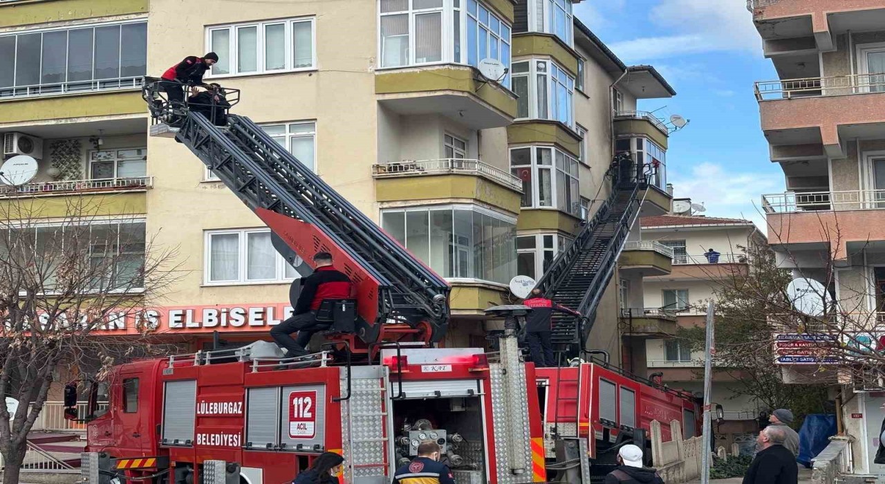 Lüleburgazda apartman dairesi yangını: Panik yaşayan vatandaşlar itfaiye merdivenleriyle indirildi