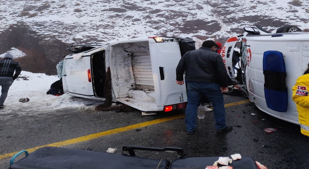 Malatyada ambulans ile pikap çarpıştı: 1i ağır 5 yaralı